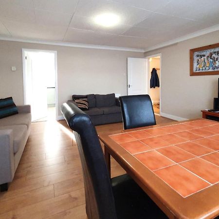 Wentworth Apartment With 2 Bedrooms, Superfast Wi-Fi And Parking Sittingbourne Bagian luar foto